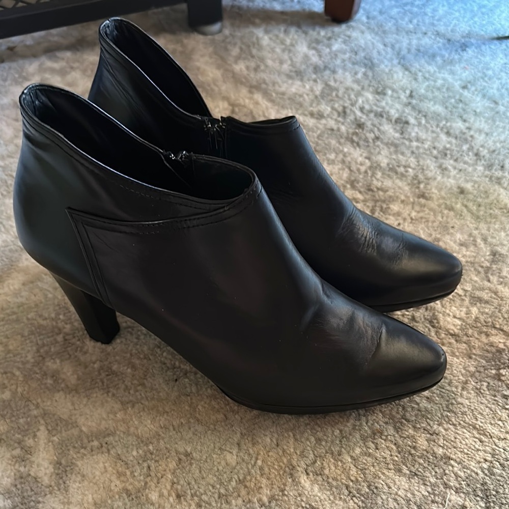 EUC Paul‎ Green Black Leather Ankle Heeled Booties